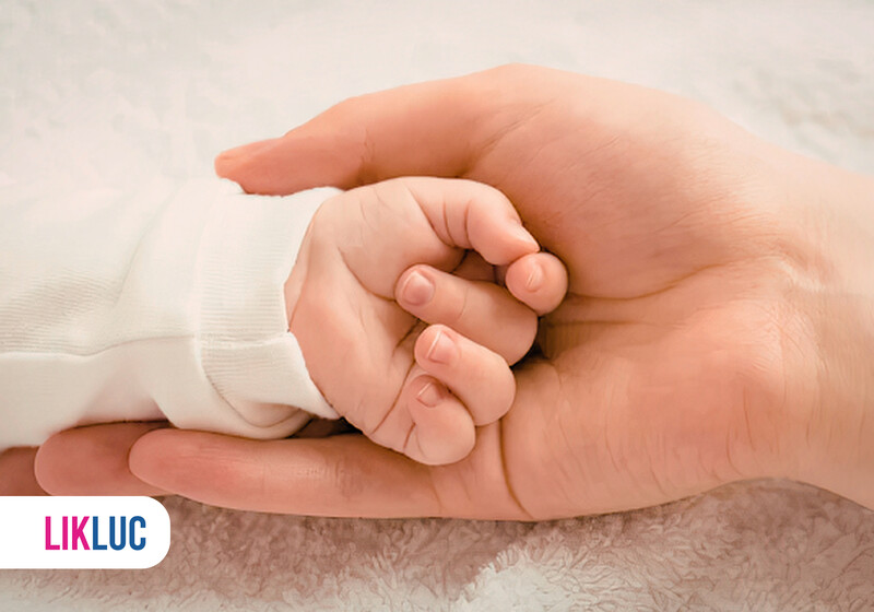 1a096dad bebe dormindo no berco24 Mão de adulto segurando mão de bebê