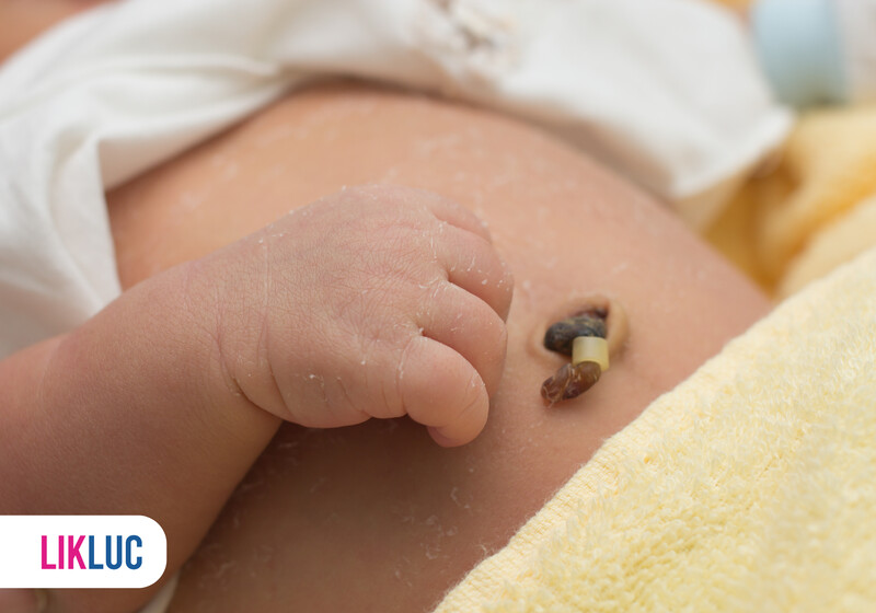 Mão de recém-nascido perto do umbigo