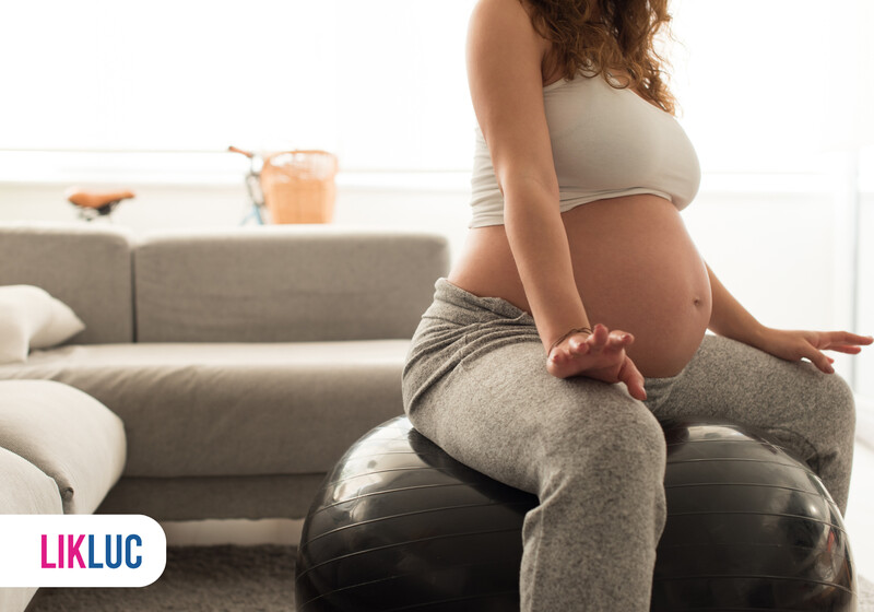 dde56d8a 351 Mulher grávida sentada em bola de pilates