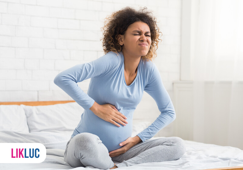 e03a19ba 349 Mulher grávida com dor abdominal na cama