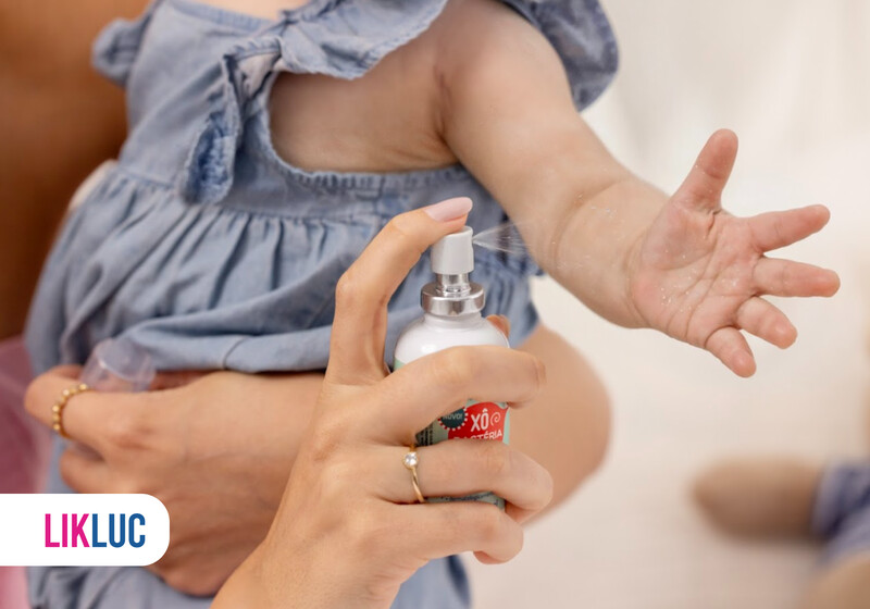 0c9f9361 bebe dormindo no berco3 Aplicando spray em criança com vestido azul