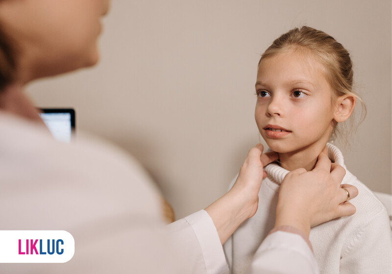 9b7605fd 393 Criança em consulta médica com profissional de saúde.
