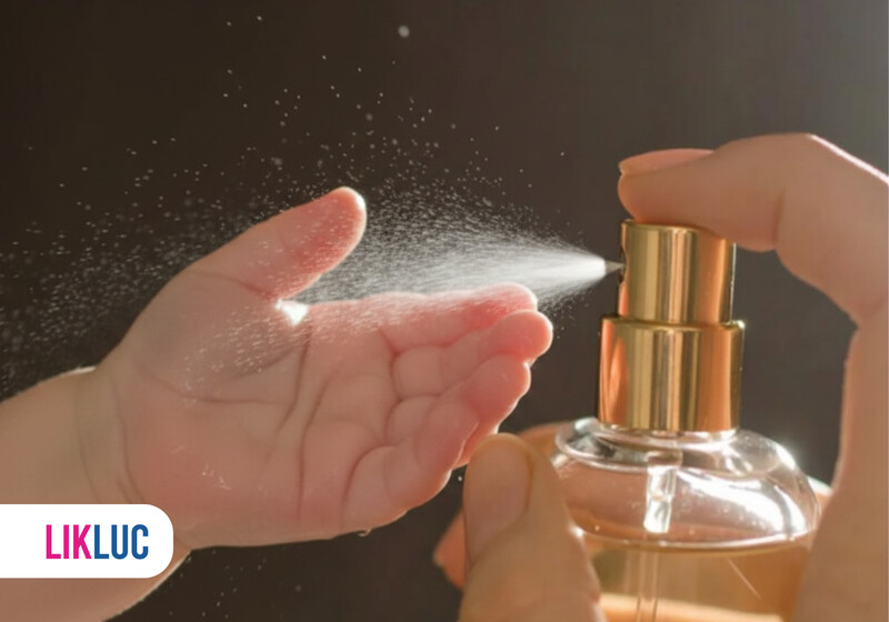 105123d3 bebe dormindo no berco19 Mão de bebê recebendo spray de perfume