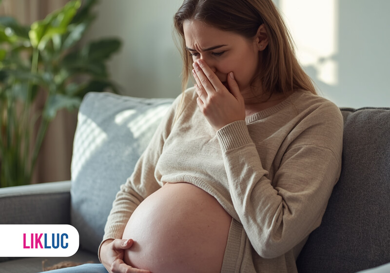 7fde5b37 bebe dormindo no berco32 Mulher grávida com expressão de preocupação sentada no sofá.