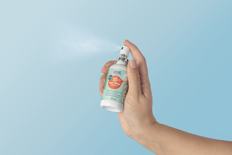 9b72463a Copiadexobacteriafundoazul03 Spray antibacteriano sendo aplicado na mão