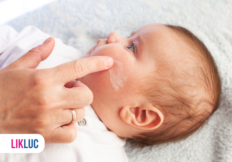 fabb4577 bebe dormindo no berco42 Aplicação de creme em bebê com pele delicada.