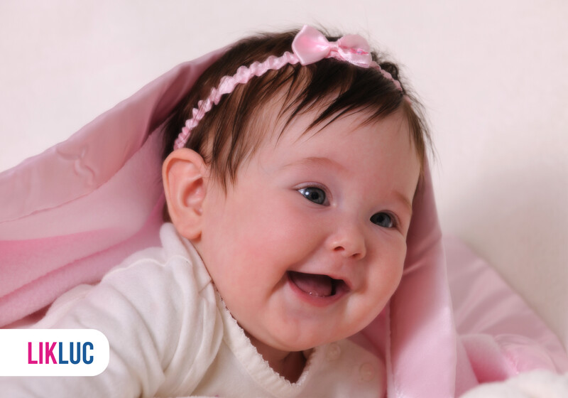 4b5f5a88 bebe dormindo no berco Bebê sorridente com laço rosa e cobertor