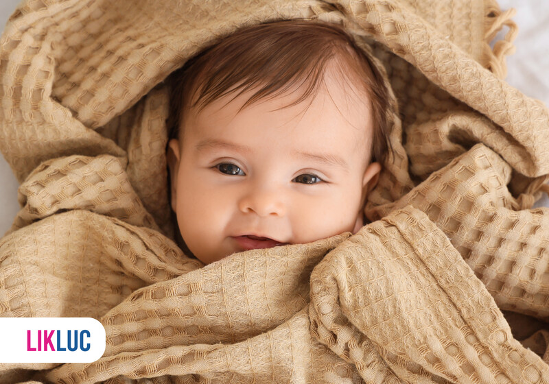 95c54c82 bebe dormindo no berco Bebê sorridente enrolado em manta bege