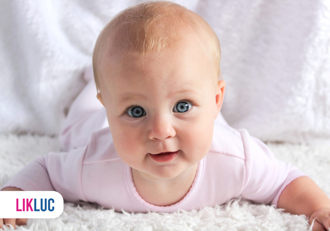 Bebê sorridente em superfície macia