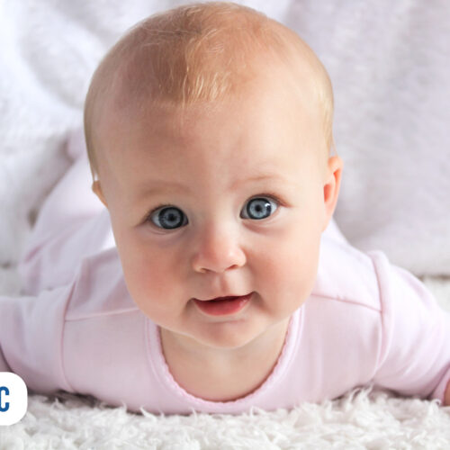 Bebê sorridente em superfície macia