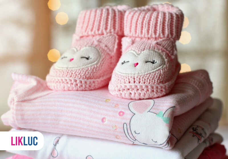 a971e6ff bebe dormindo no berco3 Sapatinhos rosa de bebê sobre roupas infantis