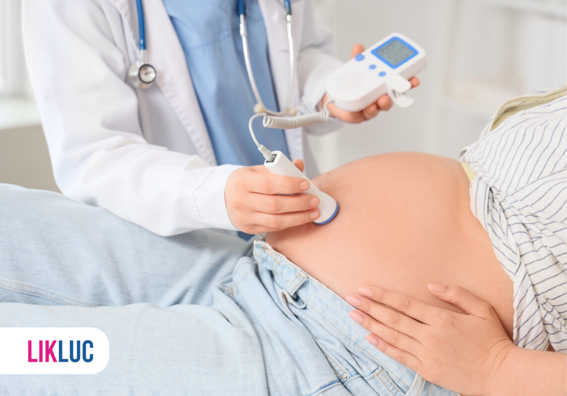 Médico realizando ultrassom em gestante