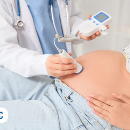Médico realizando ultrassom em gestante
