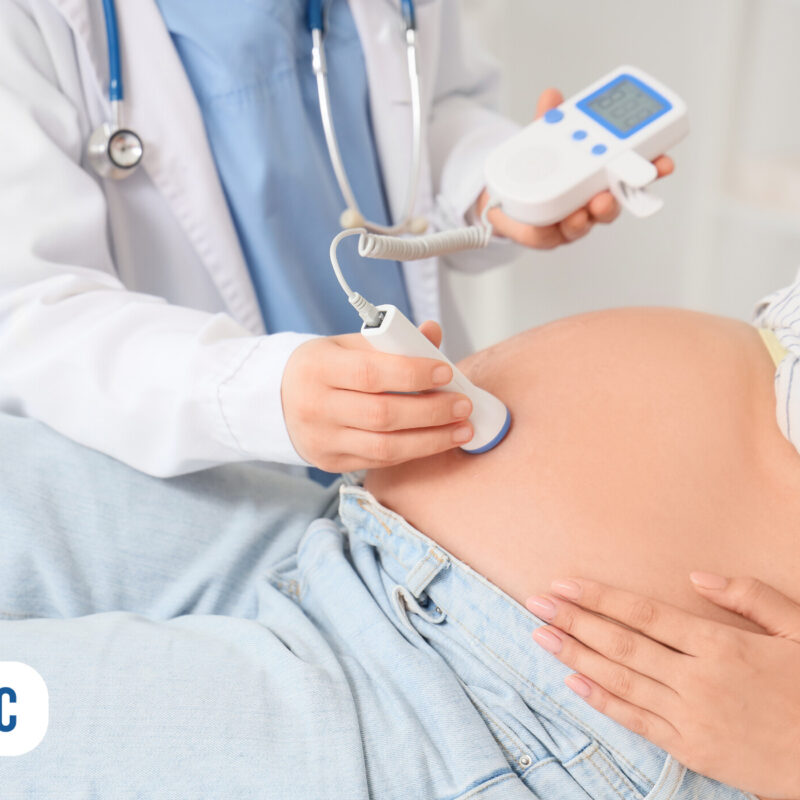 Médico realizando ultrassom em gestante