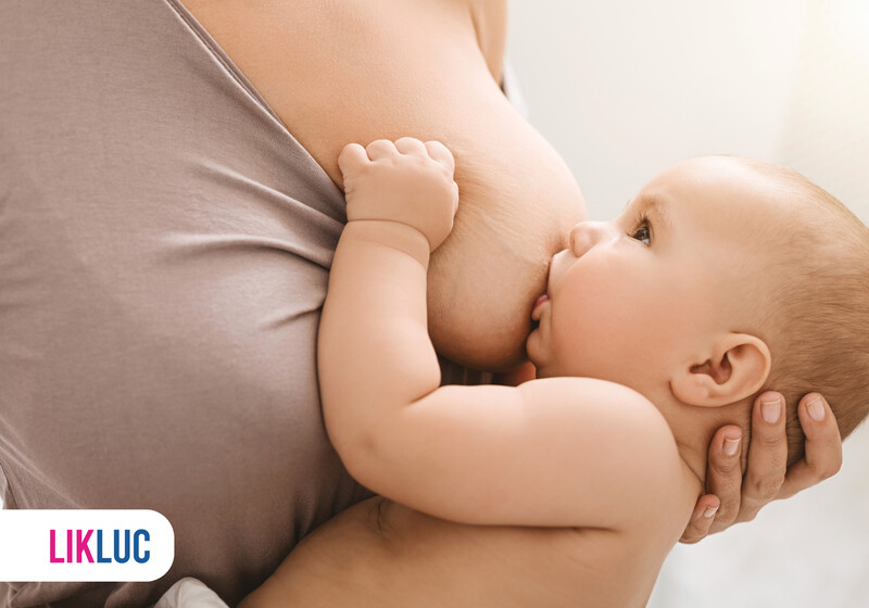 ba52c5b9 bebe dormindo no berco Bebê sendo amamentado por sua mãe