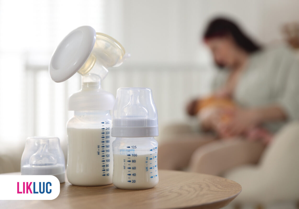 Bicos e mamadeiras com leite materno em ambiente acolhedor.