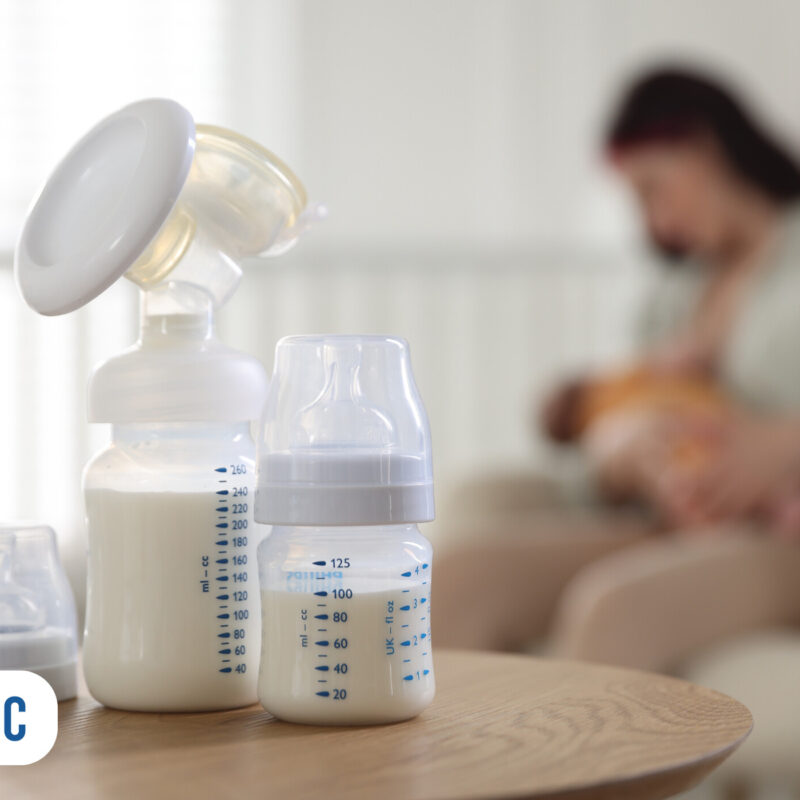Bicos e mamadeiras com leite materno em ambiente acolhedor.