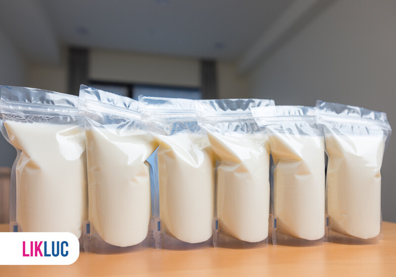 213b8947 bebe dormindo no berco2 Sacos de leite pasteurizado em mesa