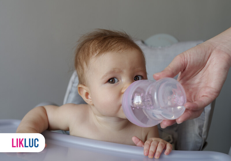 175a1a58 bebe dormindo no berco85 Bebê tomando água em copo de transição