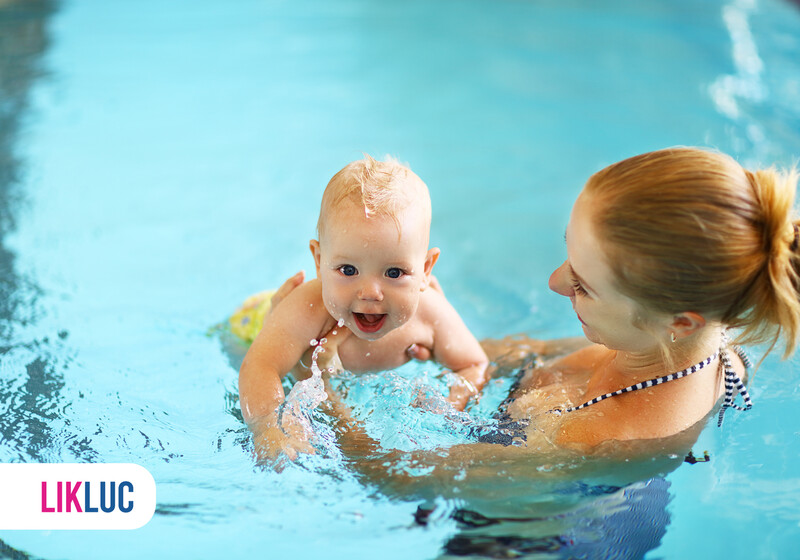 bd7a6f4c bebe dormindo no berco73 Bebê feliz nadando com mãe na piscina