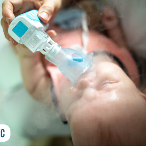 Bebê recebendo nebulização com aparelho adequado