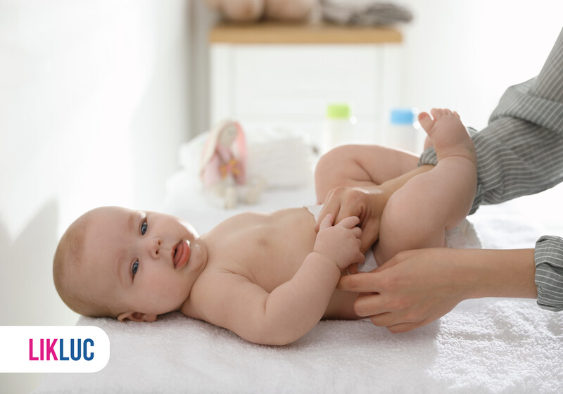 3cad6483 bebe dormindo no berco82 Bebê sendo trocado em uma mesa branca