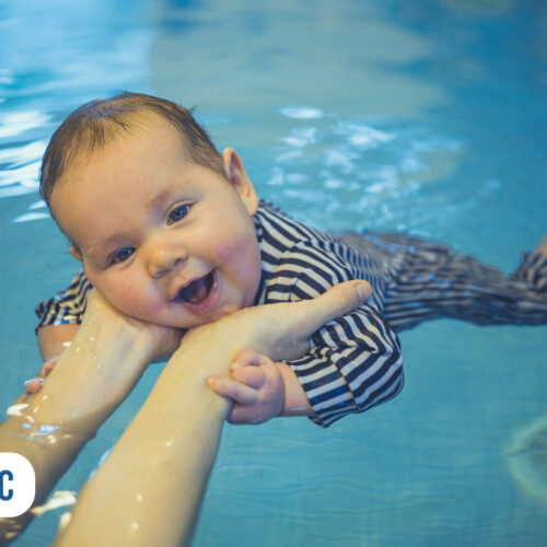 Bebê sorrindo enquanto flutua na piscina