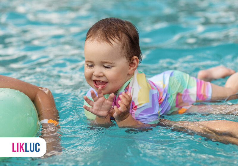 28d94e18 bebe dormindo no berco76 Criança brincando na piscina com boia
