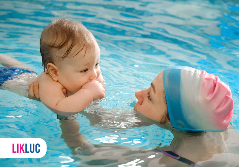904aaa01 bebe dormindo no berco71 Mãe brincando com bebê na piscina