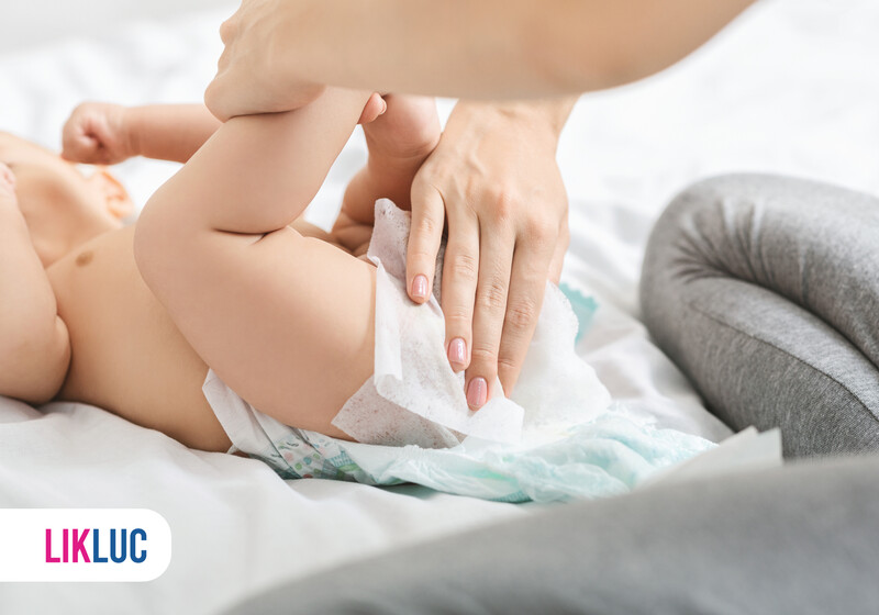 69ea9f12 bebe dormindo no berco79 Mãe trocando a fralda de um bebê deitado na cama.