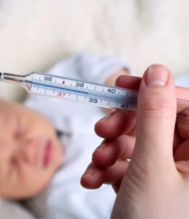 medindo a febre do bebe com termometro