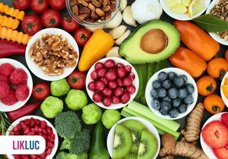 Diversas frutas, legumes e castanhas