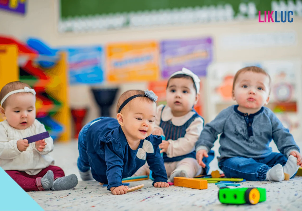 bebes brincando na creche