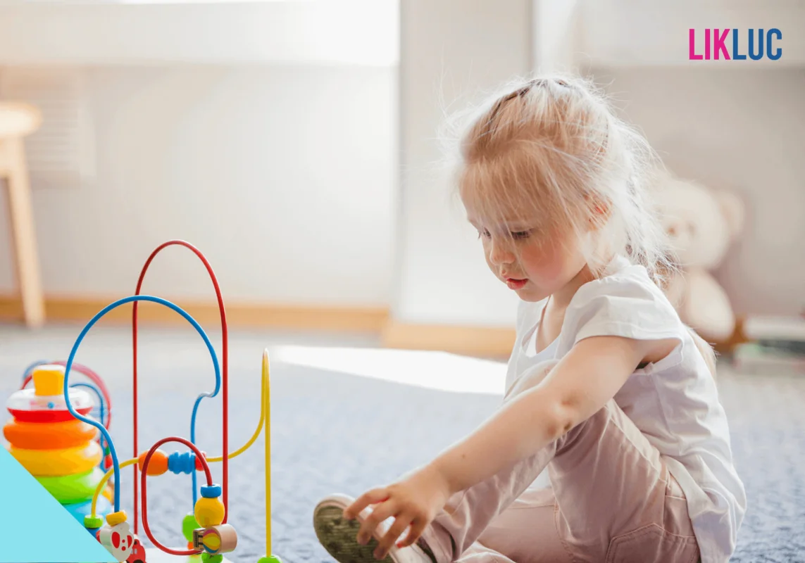 criança brincando com brinquedo lúdico
