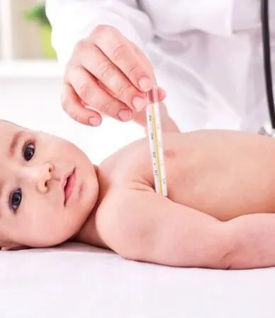 bebe com termometro na axila