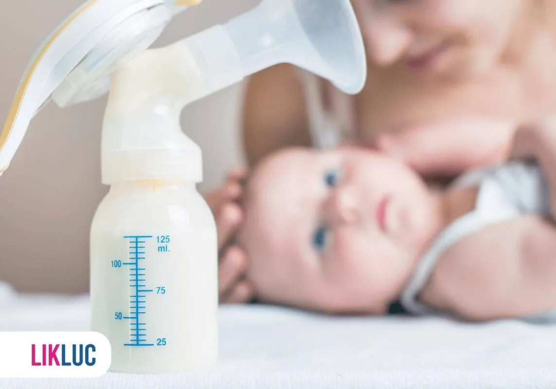 Bebê observando um coletor de leite materno