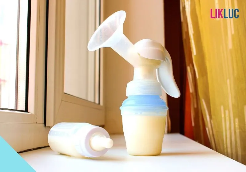 Acessório de tirar leite materno cheio de leite materno