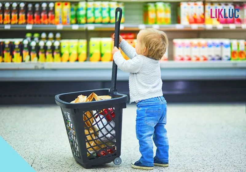 criança no mercado fazendo compras