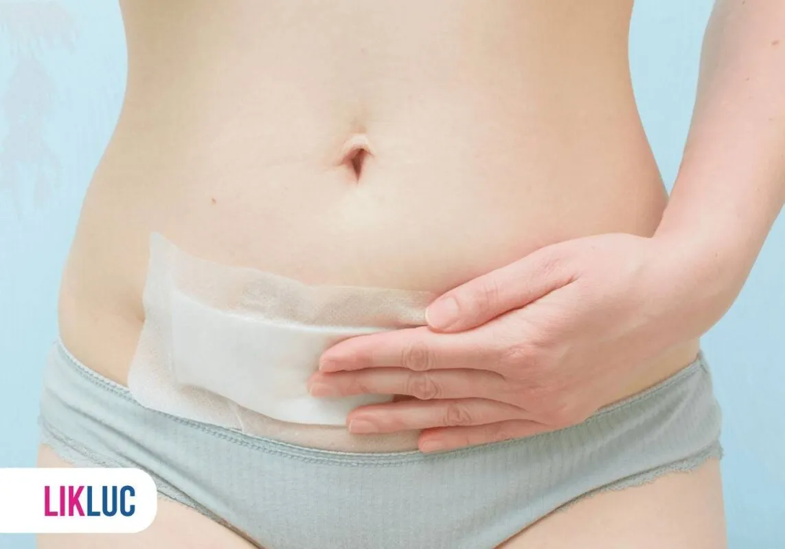 Mulher com curativo de cesárea