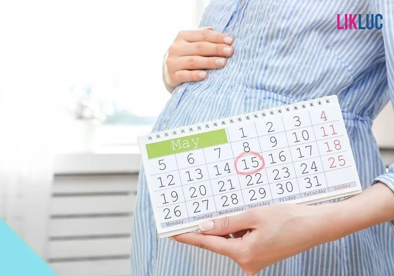 gestante segurando calendário de maio