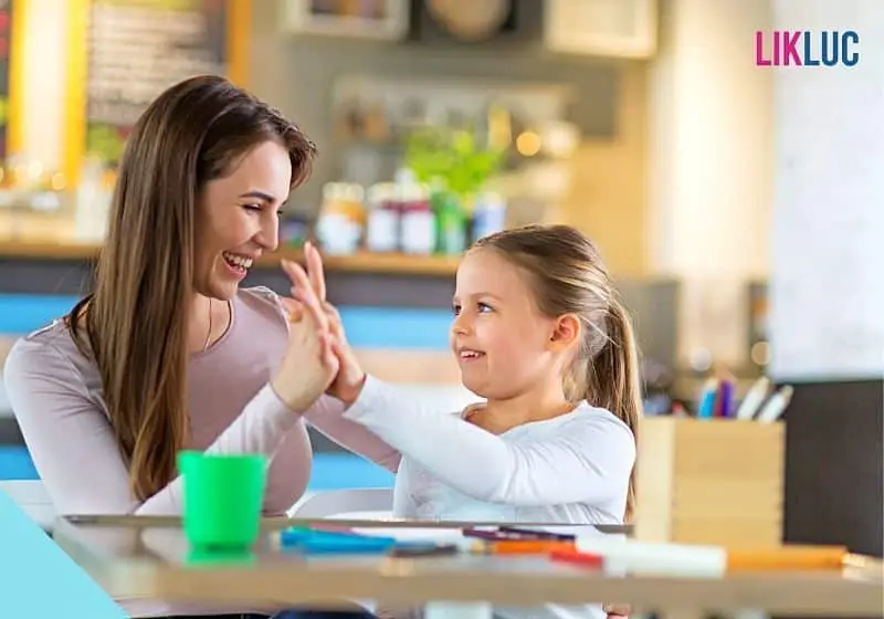 mae e filha sentadas na mesa estudando mae e filha sentadas na mesa estudando