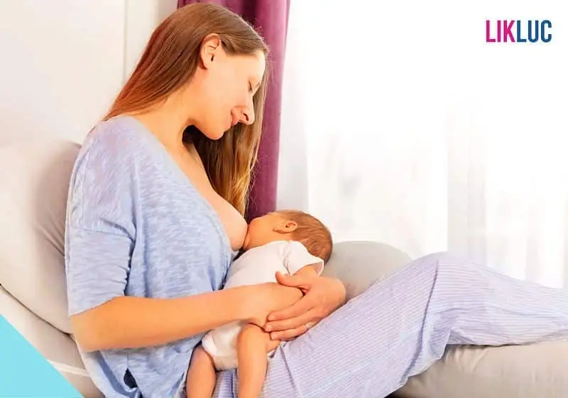 mae amamentando bebe sentada