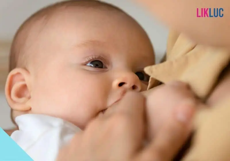 Bebê mamando com olhos abertos e fixos 