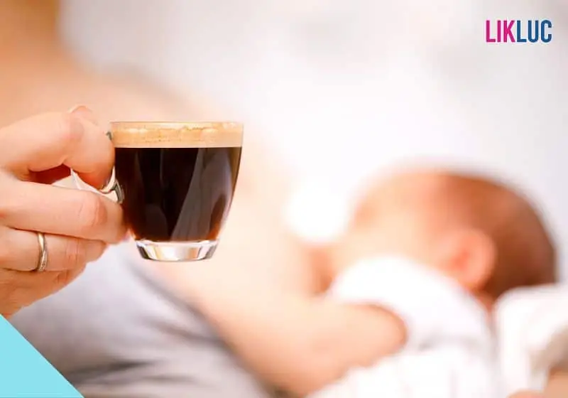 mae amamentando enquanto segura xicara de cafe mae amamentando enquanto segura xicara de cafe