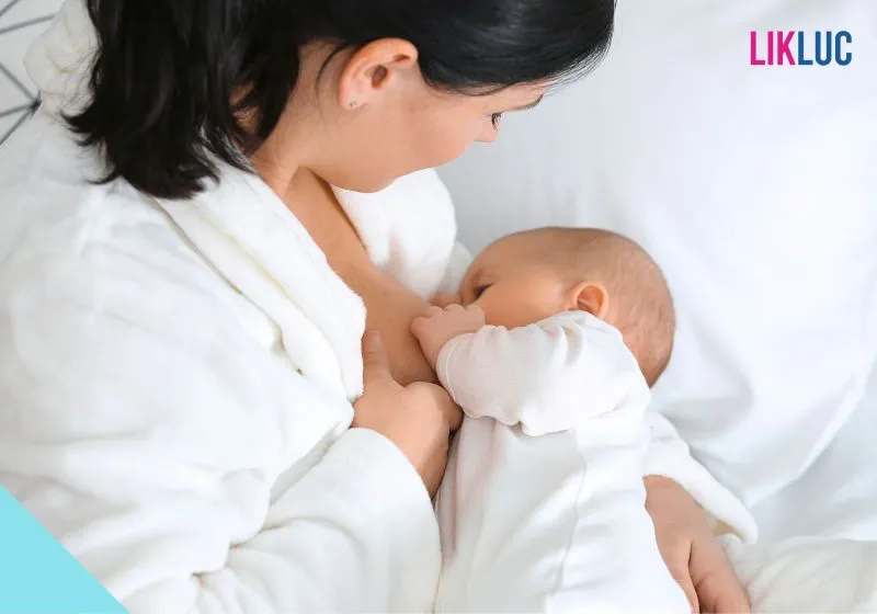 técnica de amamentação opt Mãe com roupão branco amamentando seu bebê