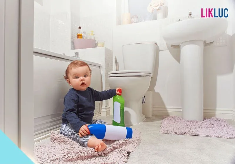 nao deixe produtos de limpeza ao alcance dos bebes bebe sentado no tapete no chao do banheiro com produtos de limpeza nas maos
