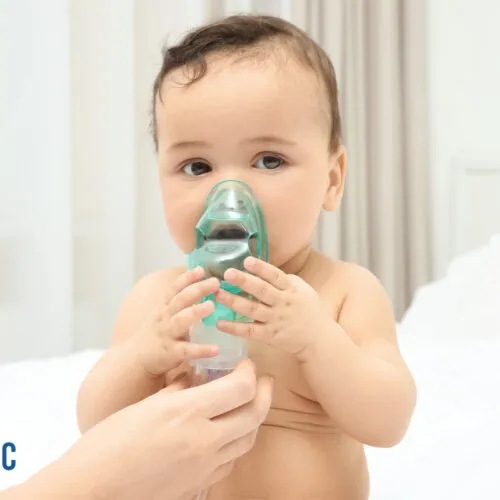 Bebê usando inalador em ambiente acolhedor