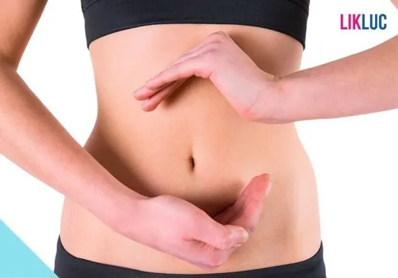 mulher com as maos na frente da barriga
