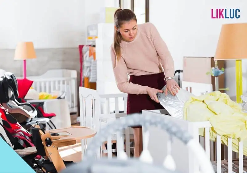 colchao para bebe mulher na loja de itens infantis escolhendo colchao