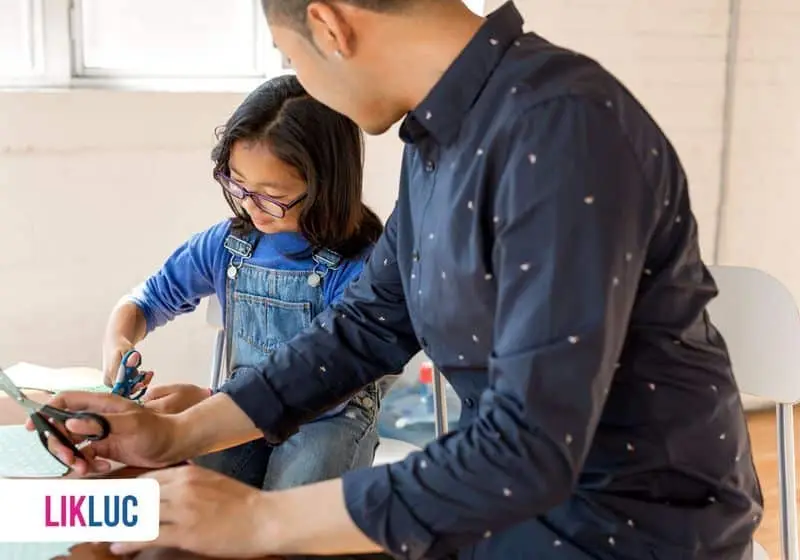 Como estimular a criatividade nas criancas pai e filha fazendo recorte de revistas para colagem